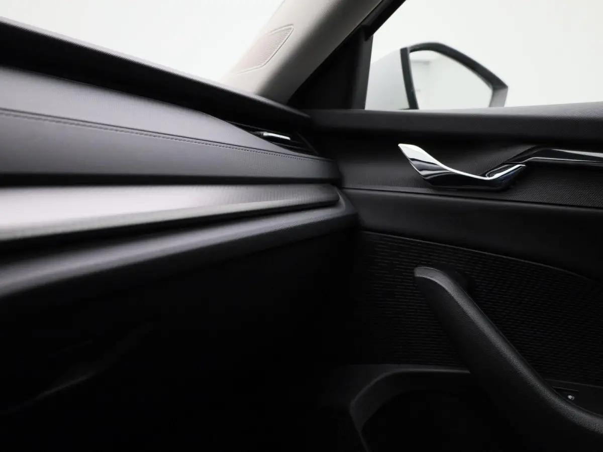 1.0 e-TSI Business Edition | Automaat | Apple Carplay / Android Auto | Parkeersensoren | Stoelverwarming |