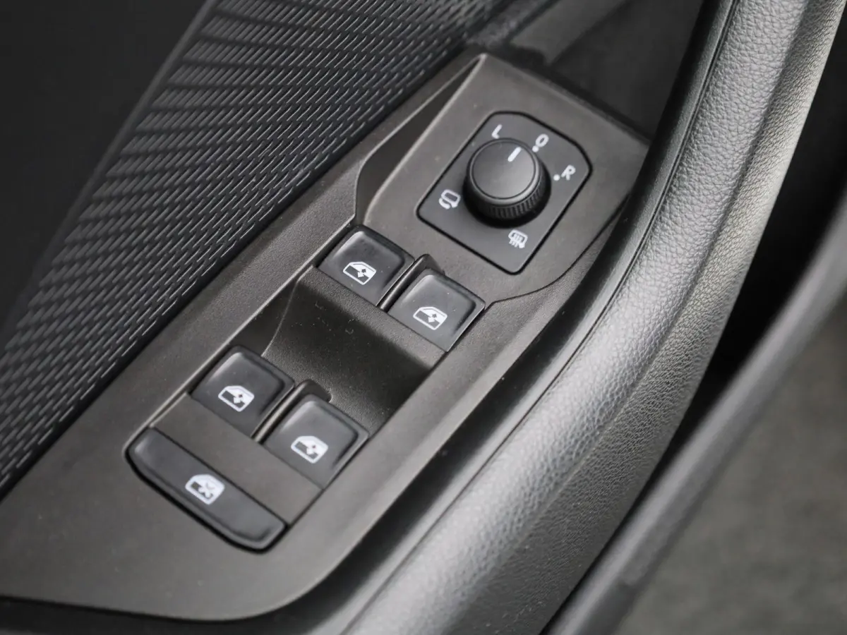1.0 e-TSI Business Edition | Automaat | Apple Carplay / Android Auto | Parkeersensoren | Stoelverwarming |