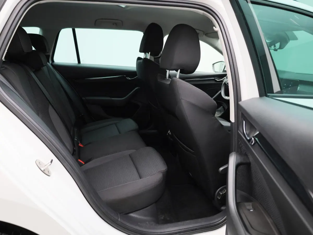 1.0 e-TSI Business Edition | Automaat | Apple Carplay / Android Auto | Parkeersensoren | Stoelverwarming |