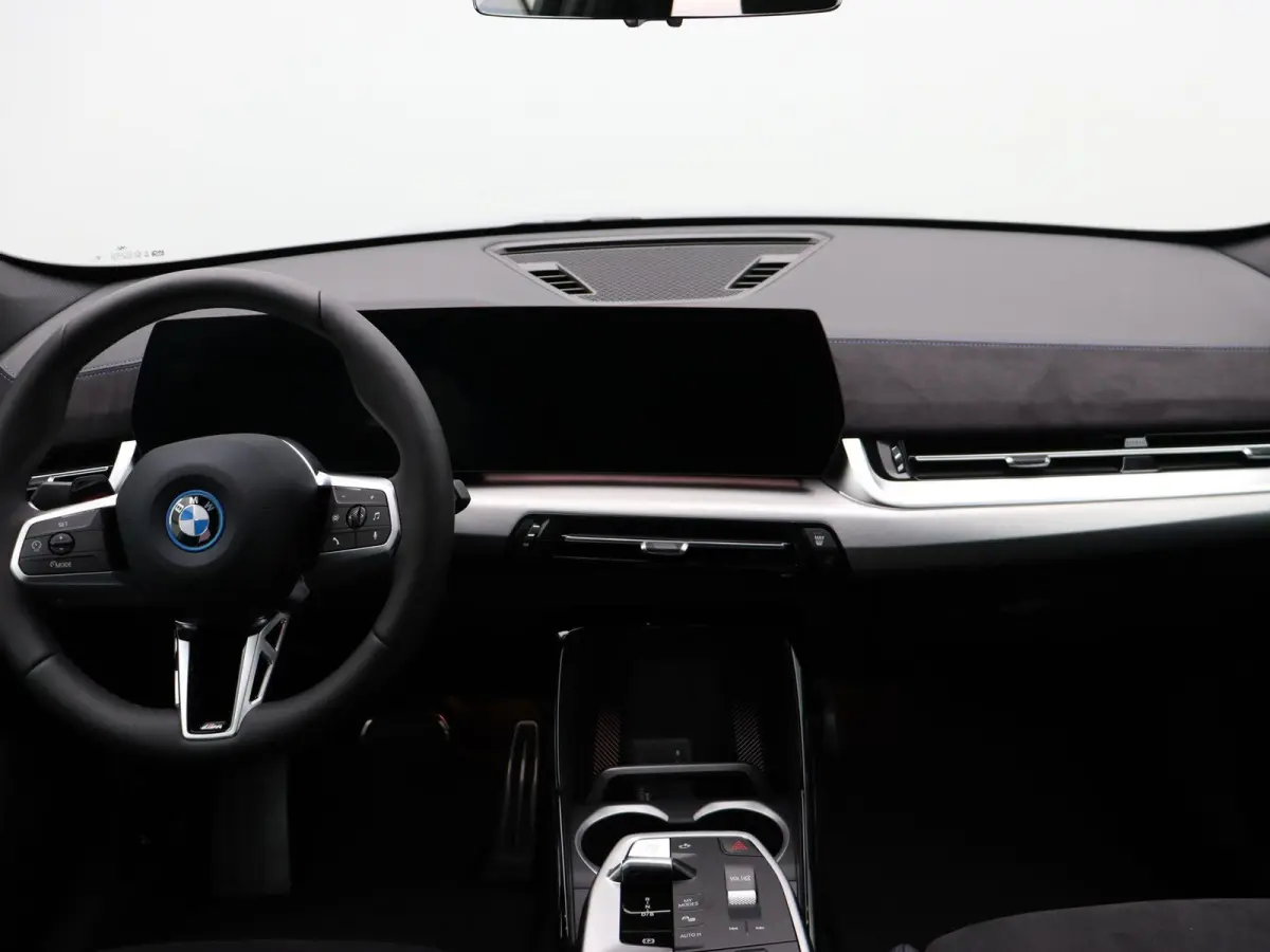 M Sport Edition Premium Pack | Comfort Pack | Comfort Access | 	Achteruitrijcamera | Elektrisch verstelbare stoelen | Driving Assistant | Parking Assistant | Harman Kardon | 18''