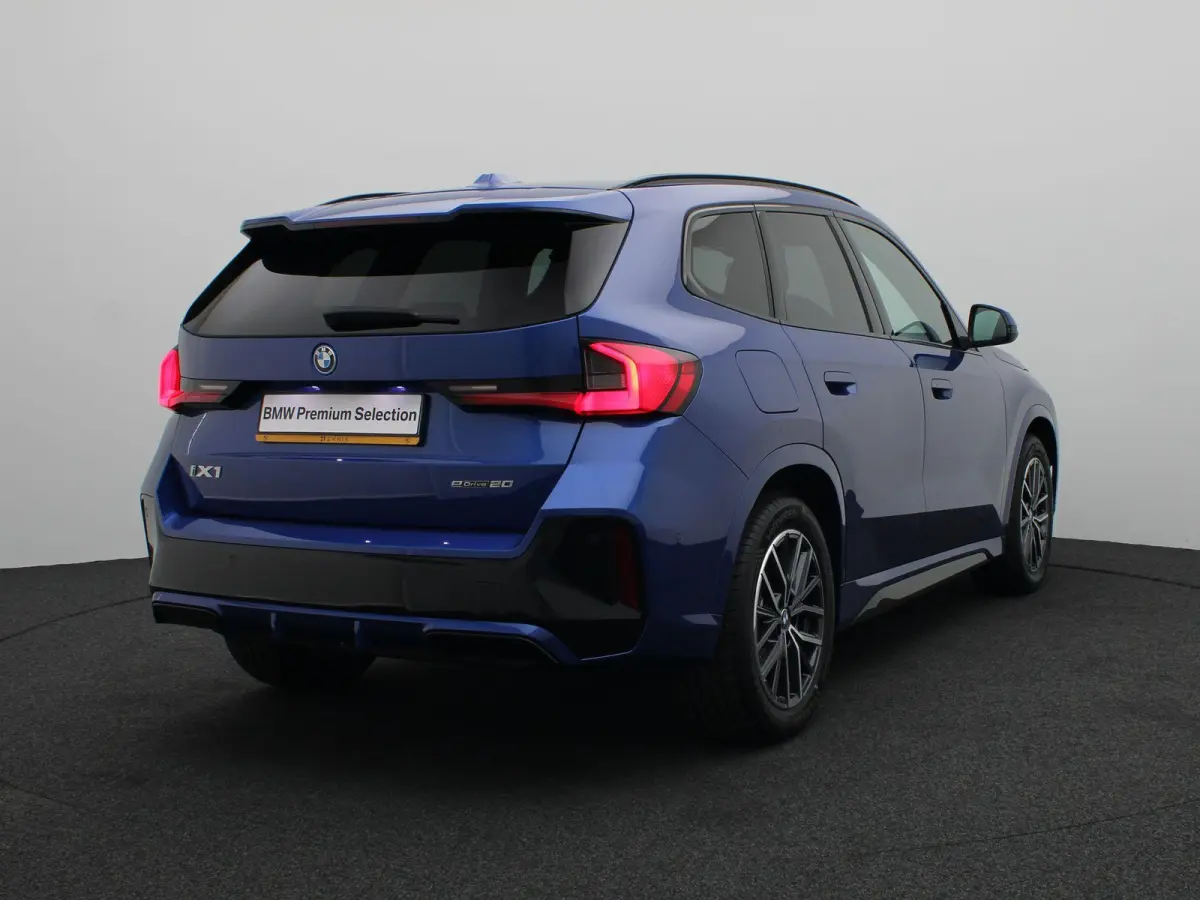 M Sport Edition Premium Pack | Comfort Pack | Comfort Access | 	Achteruitrijcamera | Elektrisch verstelbare stoelen | Driving Assistant | Parking Assistant | Harman Kardon | 18''