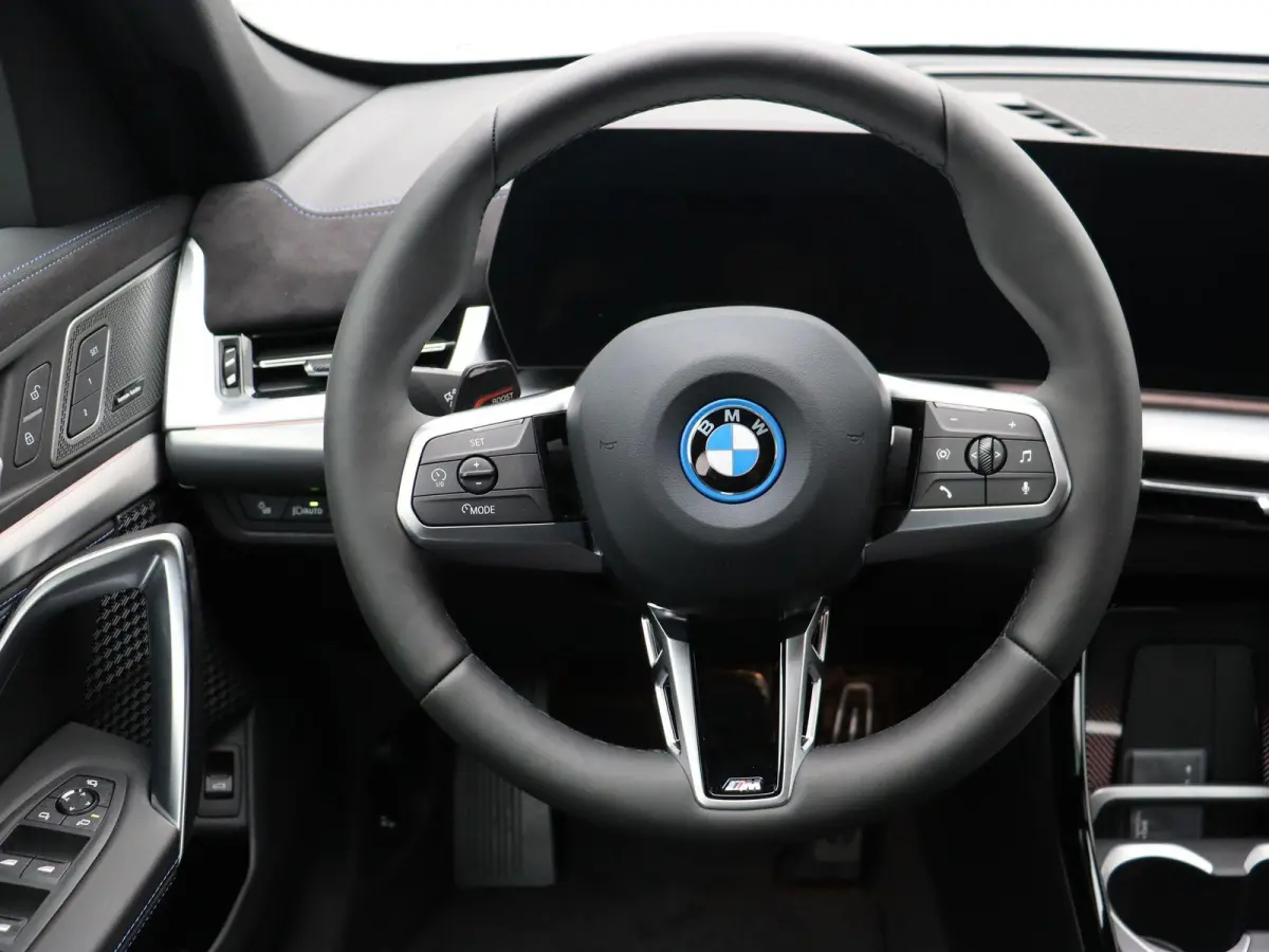 M Sport Edition Premium Pack | Comfort Pack | Comfort Access | 	Achteruitrijcamera | Elektrisch verstelbare stoelen | Driving Assistant | Parking Assistant | Harman Kardon | 18''