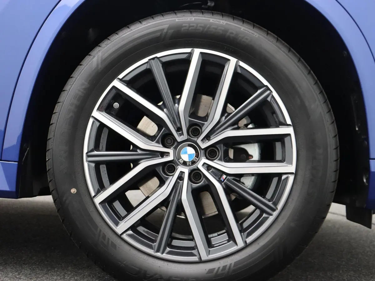 M Sport Edition Premium Pack | Comfort Pack | Comfort Access | 	Achteruitrijcamera | Elektrisch verstelbare stoelen | Driving Assistant | Parking Assistant | Harman Kardon | 18''