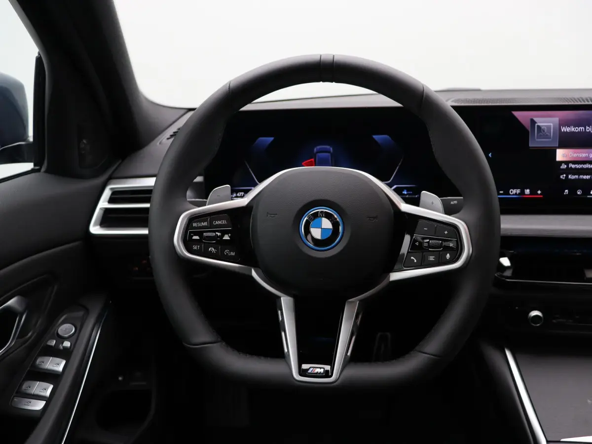 330e M Sportpakket Pro | Comfort Pack | Comfort Access | Achteruitrijcamera | Trekhaak | Elektrisch verwarmde voorstoelen | Active Cruise Control | Harman Kardon | Parking Assistant