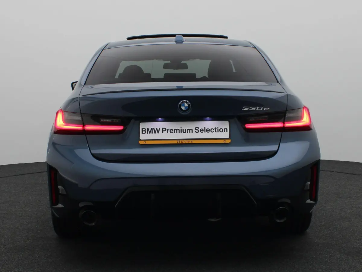330e M Sportpakket Pro | Comfort Pack | Comfort Access | Achteruitrijcamera | Trekhaak | Elektrisch verwarmde voorstoelen | Active Cruise Control | Harman Kardon | Parking Assistant