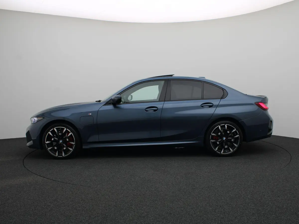 330e M Sportpakket Pro | Comfort Pack | Comfort Access | Achteruitrijcamera | Trekhaak | Elektrisch verwarmde voorstoelen | Active Cruise Control | Harman Kardon | Parking Assistant