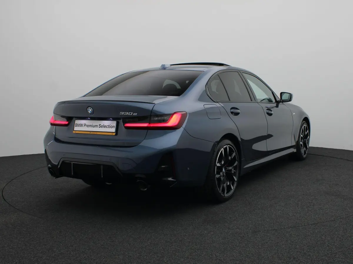 330e M Sportpakket Pro | Comfort Pack | Comfort Access | Achteruitrijcamera | Trekhaak | Elektrisch verwarmde voorstoelen | Active Cruise Control | Harman Kardon | Parking Assistant