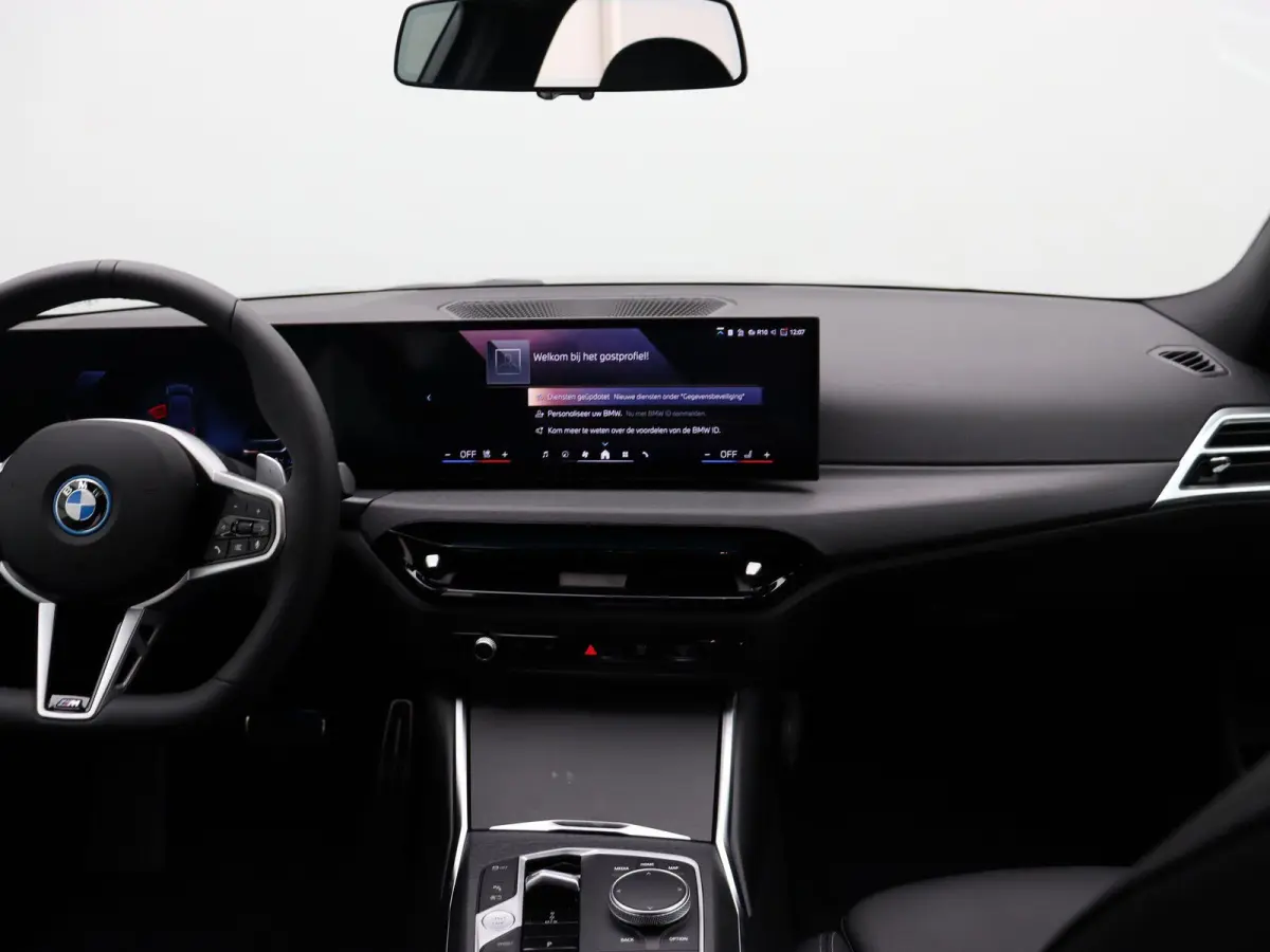 330e M Sportpakket Pro | Comfort Pack | Comfort Access | Achteruitrijcamera | Trekhaak | Elektrisch verwarmde voorstoelen | Active Cruise Control | Harman Kardon | Parking Assistant