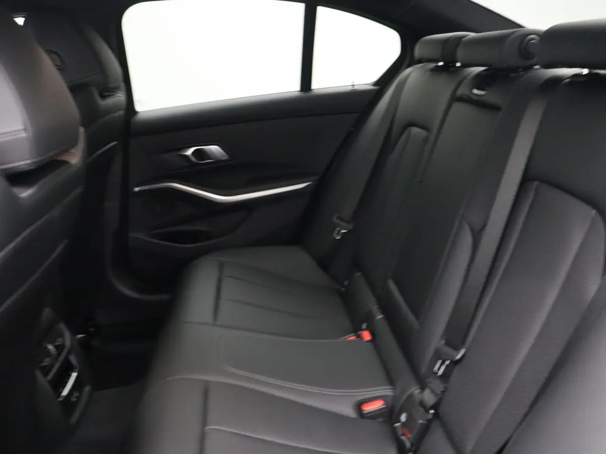 330e M Sportpakket | Innovation Pack | Comfort Pack | Comfort Access | Trekhaak | Elektrisch verwarmde voorstoelen | Driving Assistant Professional | HiFi System | Parking Assistant Plus