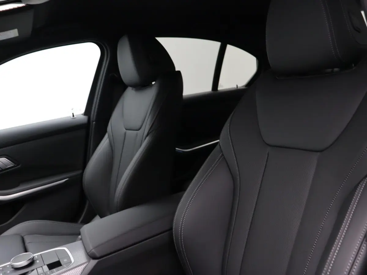 330e M Sportpakket | Innovation Pack | Comfort Pack | Comfort Access | Trekhaak | Elektrisch verwarmde voorstoelen | Driving Assistant Professional | HiFi System | Parking Assistant Plus