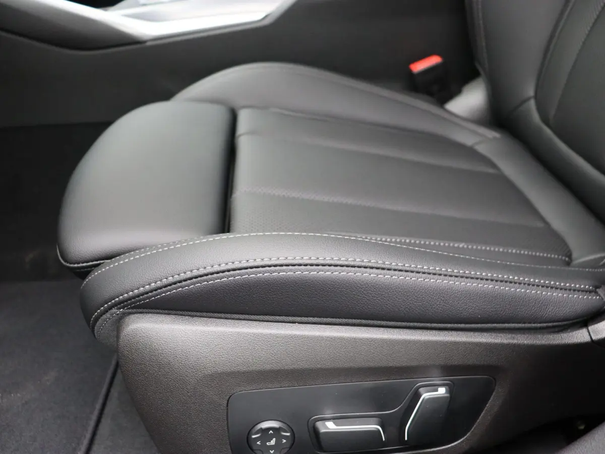 330e M Sportpakket | Innovation Pack | Comfort Pack | Comfort Access | Trekhaak | Elektrisch verwarmde voorstoelen | Driving Assistant Professional | HiFi System | Parking Assistant Plus