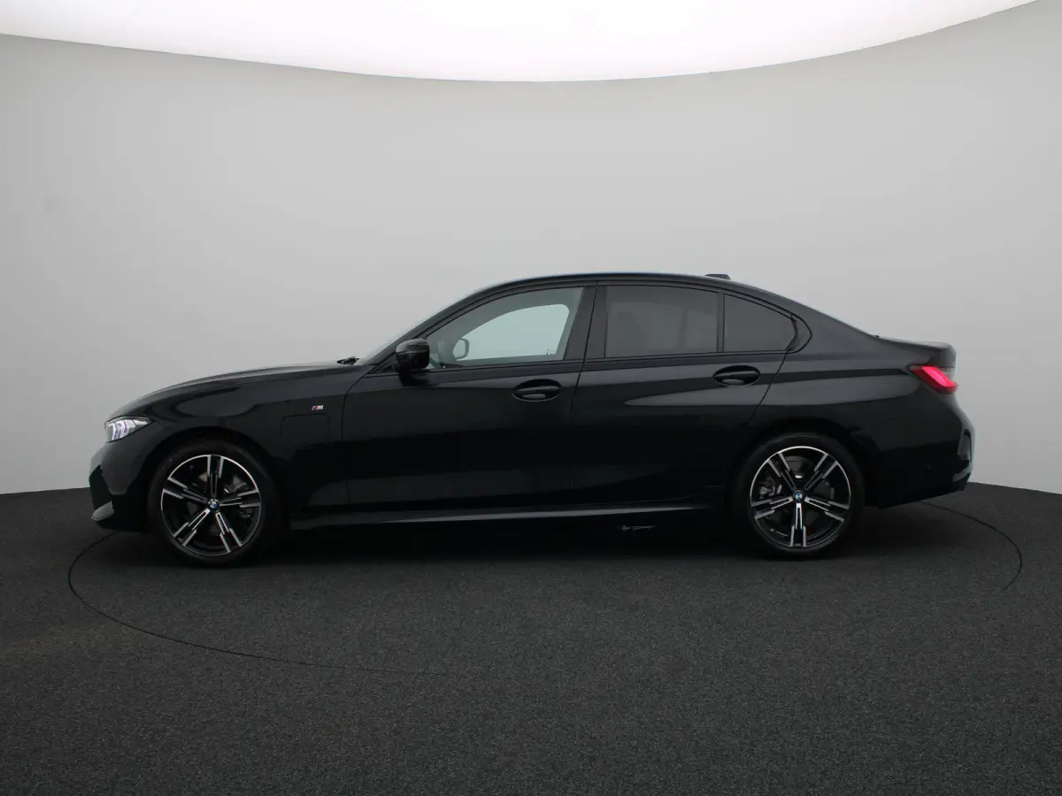 330e M Sportpakket | Innovation Pack | Comfort Pack | Comfort Access | Trekhaak | Elektrisch verwarmde voorstoelen | Driving Assistant Professional | HiFi System | Parking Assistant Plus