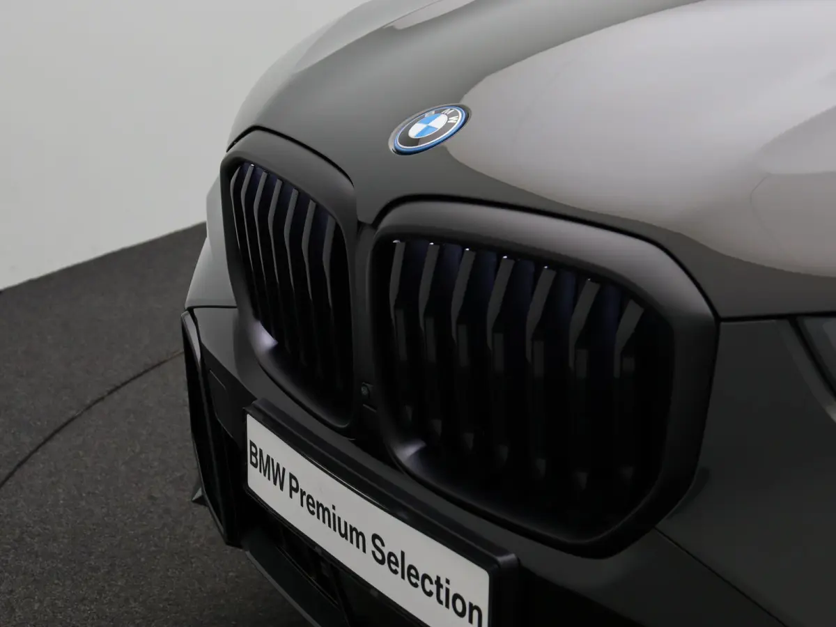 xDrive50e M Sportpakket Pro | Travel Pack | Innovation Pack | Comfort Plus Pack | Soft-Close | Trekhaak | Glazen panoramadak | Driving Assistant Professional | Parking Assistant Professional