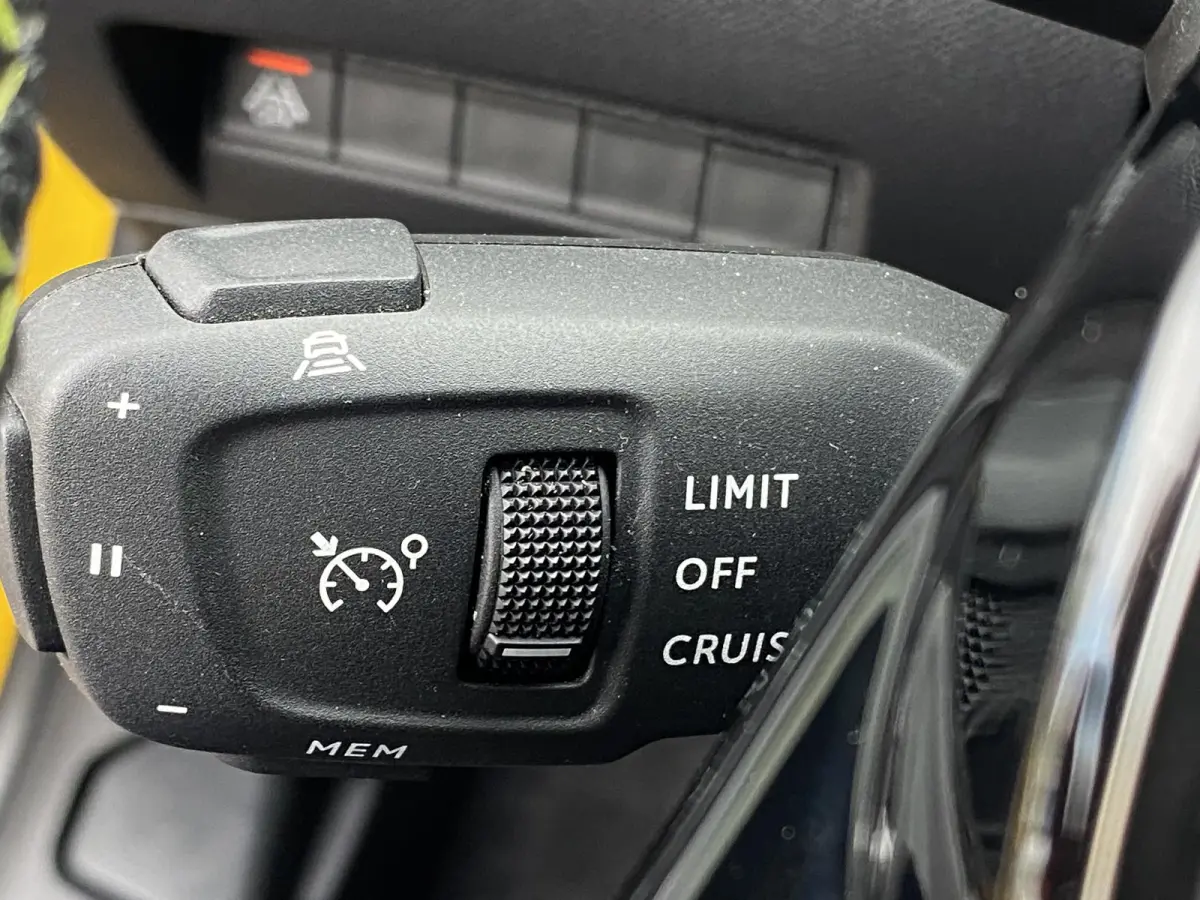 1.2 GT Pack 100 l CLIMATE | STOELVERWARMING| ADAPTIVE CRUISE | NAV | CARPLAY ANDROID | ZWART DAK | TREKHAAK | 50 DKM |