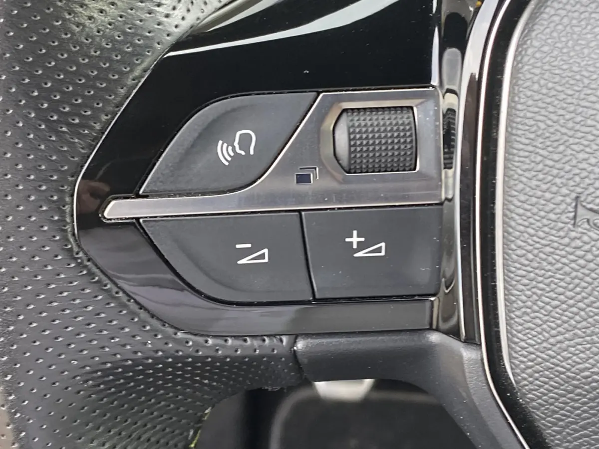 1.2 GT Pack 100 l CLIMATE | STOELVERWARMING| ADAPTIVE CRUISE | NAV | CARPLAY ANDROID | ZWART DAK | TREKHAAK | 50 DKM |