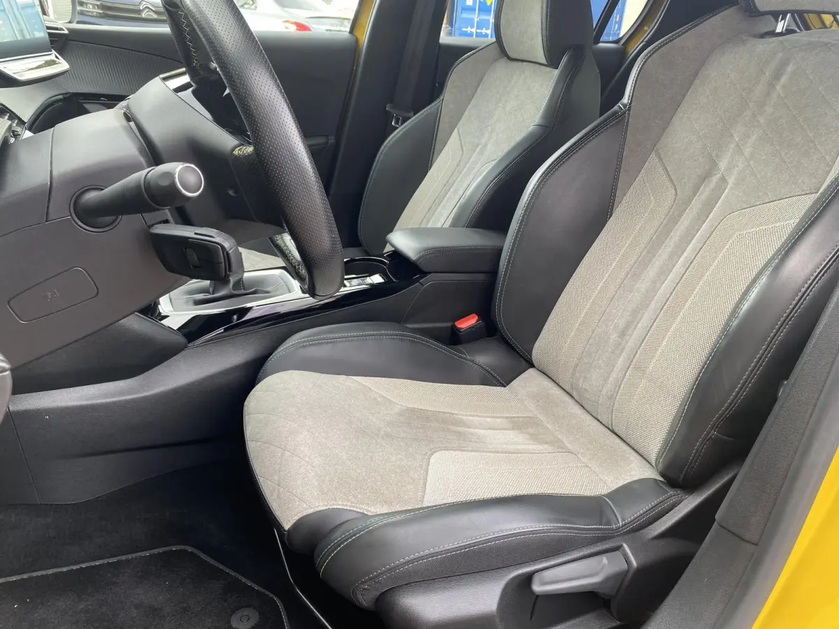 1.2 GT Pack 100 l CLIMATE | STOELVERWARMING| ADAPTIVE CRUISE | NAV | CARPLAY ANDROID | ZWART DAK | TREKHAAK | 50 DKM |