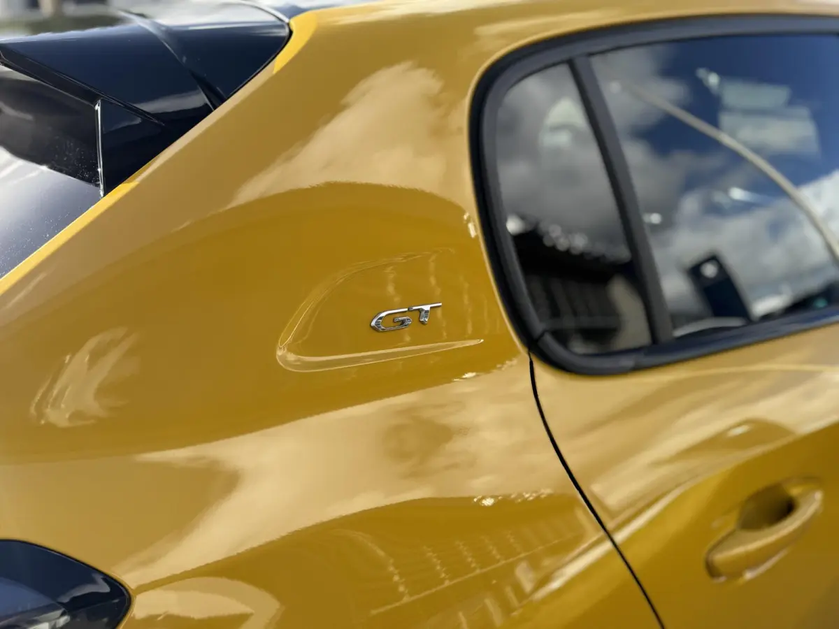 1.2 GT Pack 100 l CLIMATE | STOELVERWARMING| ADAPTIVE CRUISE | NAV | CARPLAY ANDROID | ZWART DAK | TREKHAAK | 50 DKM |
