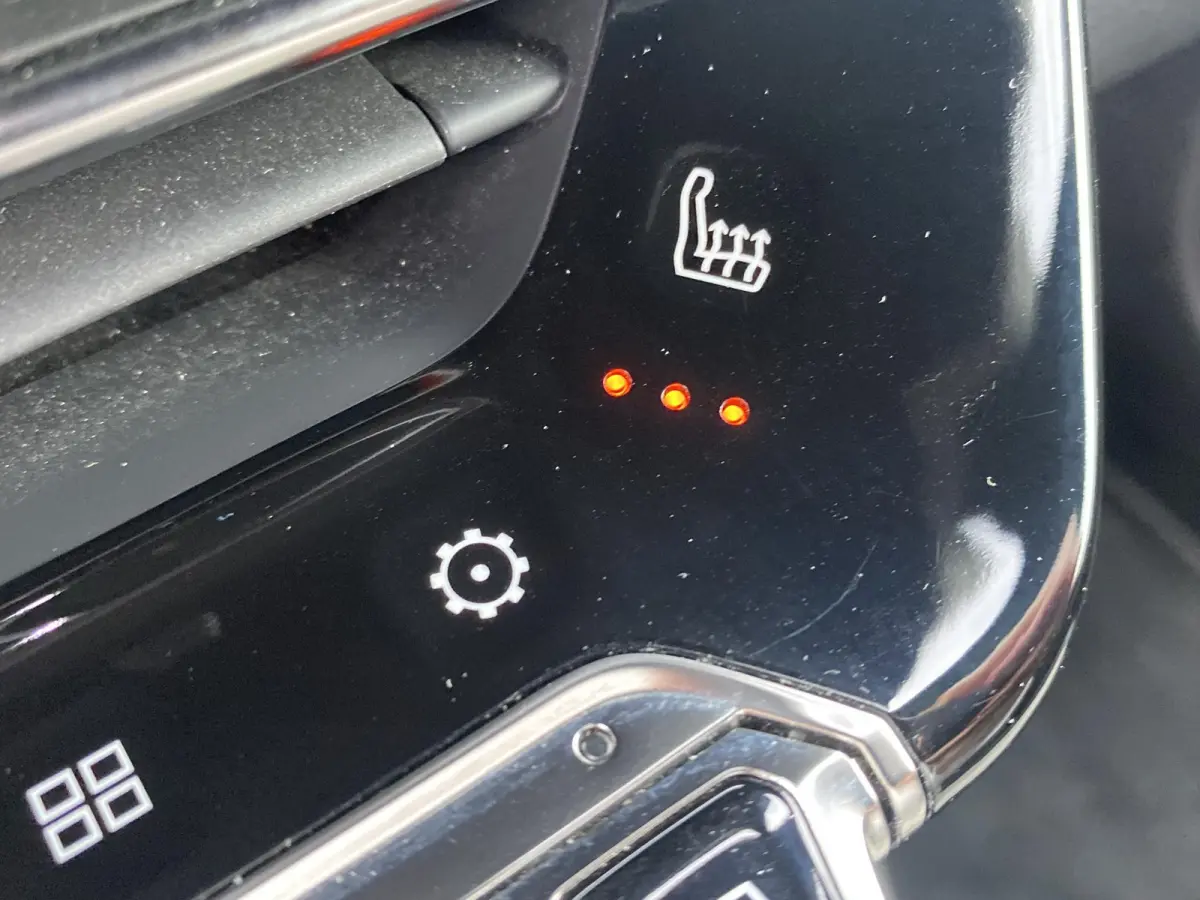 1.2 GT Pack 100 l CLIMATE | STOELVERWARMING| ADAPTIVE CRUISE | NAV | CARPLAY ANDROID | ZWART DAK | TREKHAAK | 50 DKM |