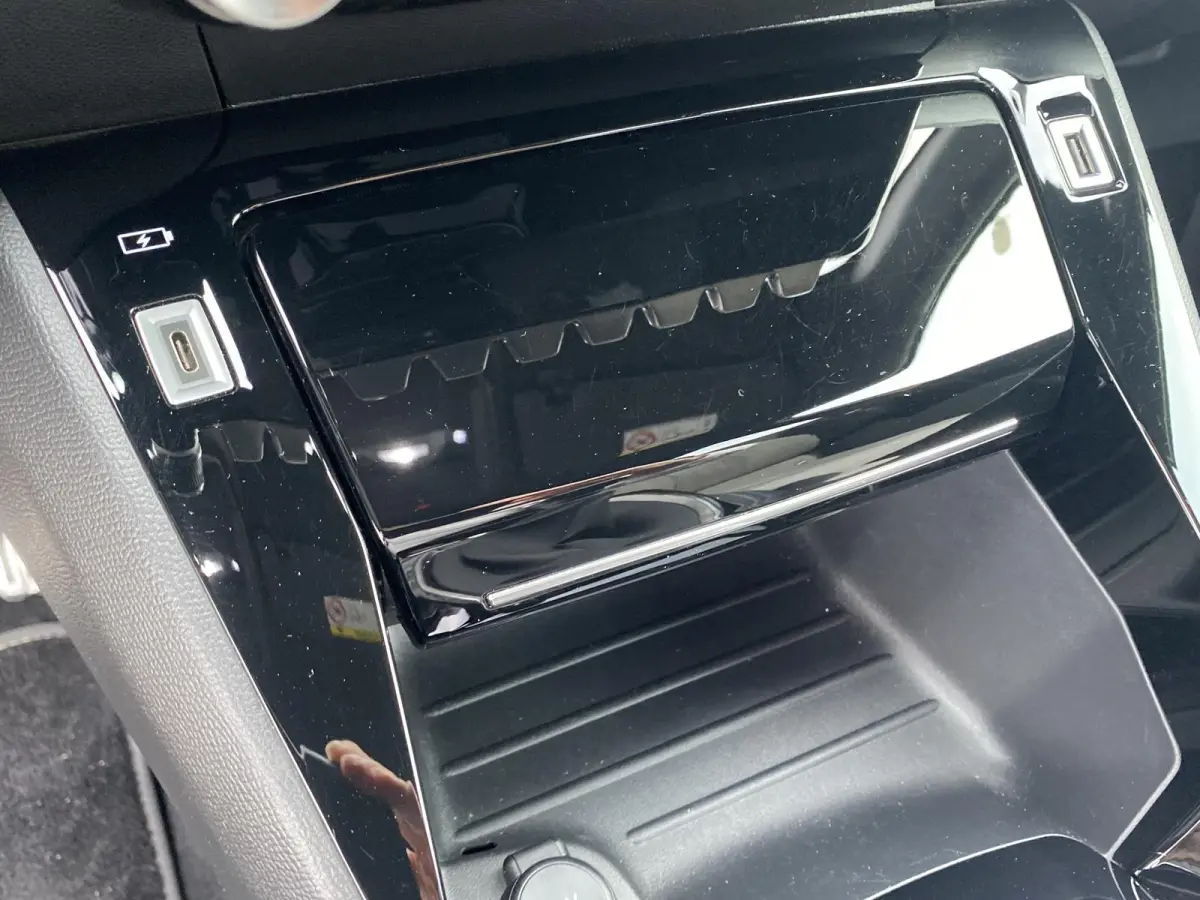 1.2 GT Pack 100 l CLIMATE | STOELVERWARMING| ADAPTIVE CRUISE | NAV | CARPLAY ANDROID | ZWART DAK | TREKHAAK | 50 DKM |