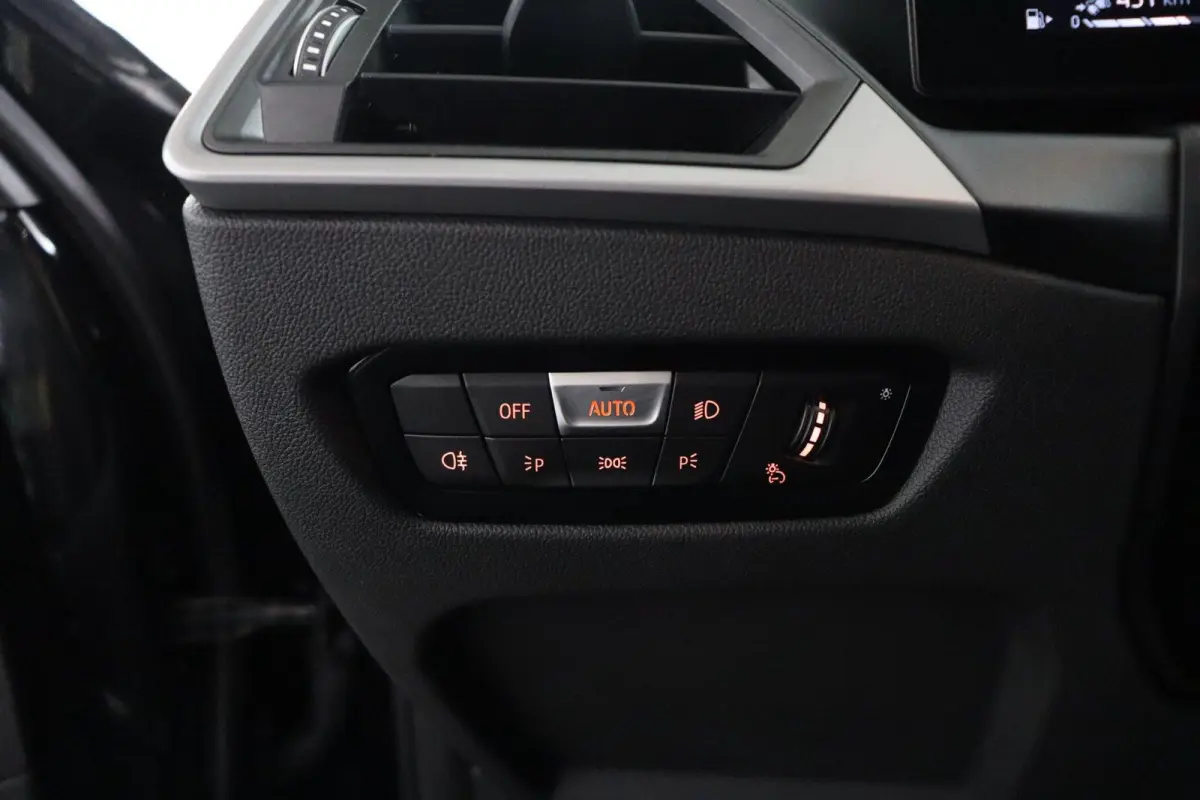 320e | SOH 99% | Lederen Sportstoelen | Camera | Parkeersensoren voor en achter | Climate Control | Cruise Control