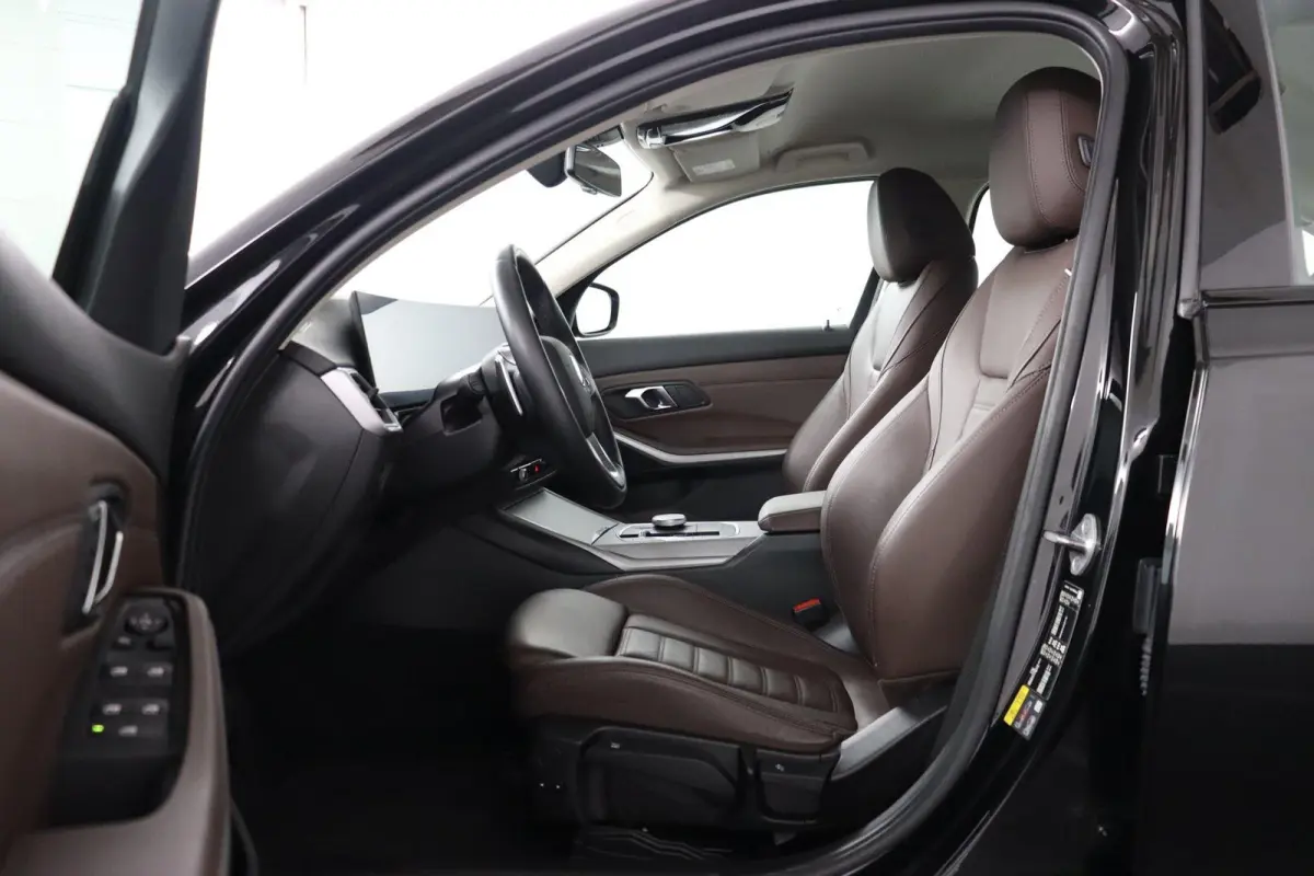 320e | SOH 99% | Lederen Sportstoelen | Camera | Parkeersensoren voor en achter | Climate Control | Cruise Control