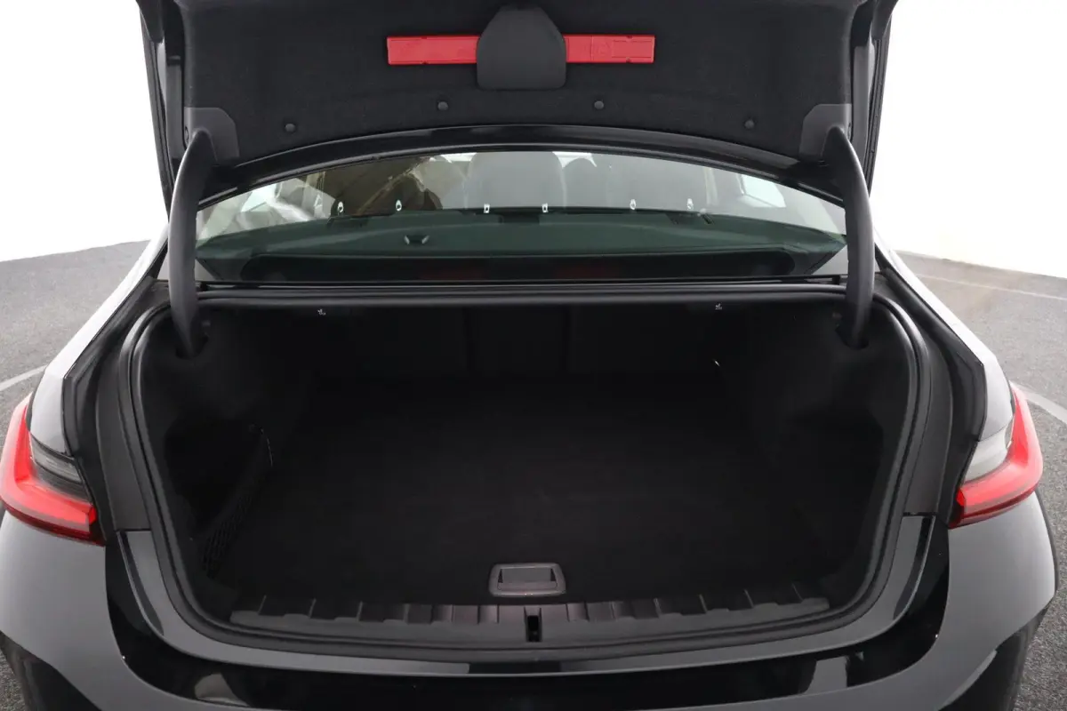320e | SOH 99% | Lederen Sportstoelen | Camera | Parkeersensoren voor en achter | Climate Control | Cruise Control
