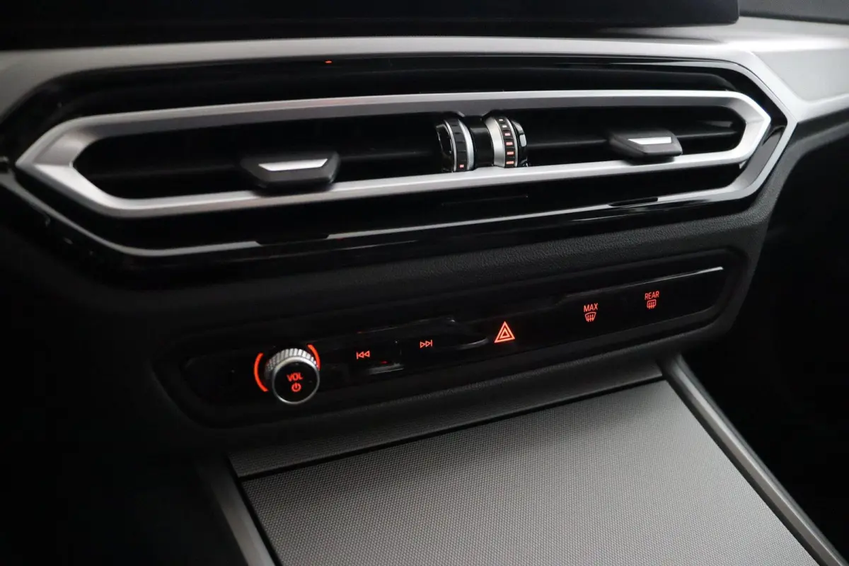 320e | SOH 99% | Lederen Sportstoelen | Camera | Parkeersensoren voor en achter | Climate Control | Cruise Control