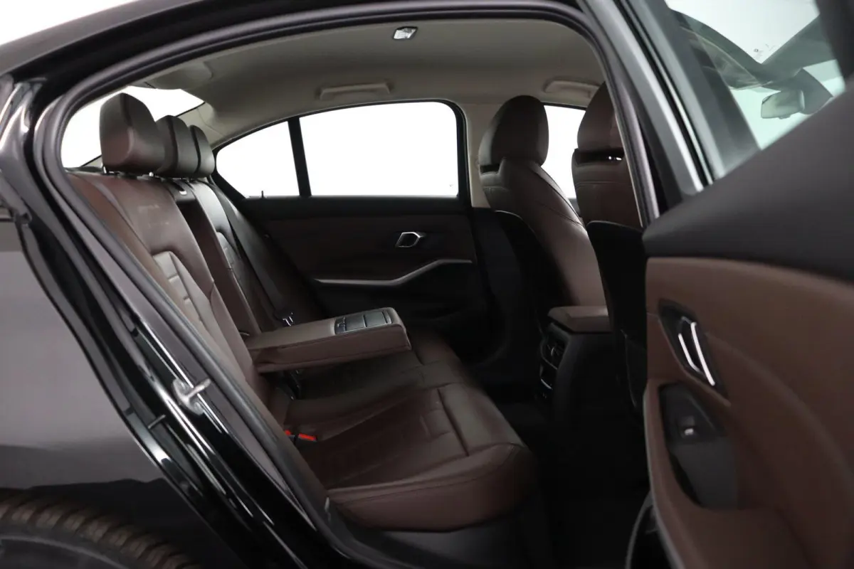 320e | SOH 99% | Lederen Sportstoelen | Camera | Parkeersensoren voor en achter | Climate Control | Cruise Control