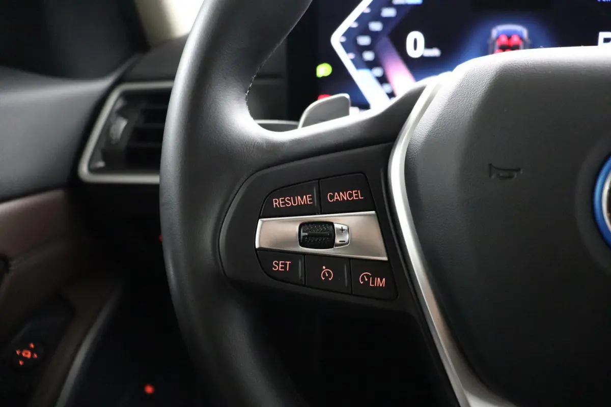 320e | SOH 99% | Lederen Sportstoelen | Camera | Parkeersensoren voor en achter | Climate Control | Cruise Control