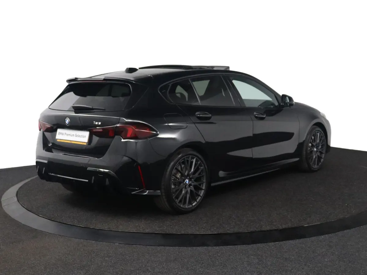 123 xDrive M Sport Pro | Glazen Panoramadak | M Compound Remmen | M Sportstoelen Alcantara Elektrisch | Harman Kardon | Head-Up | Stuur- & Stoelverwarming