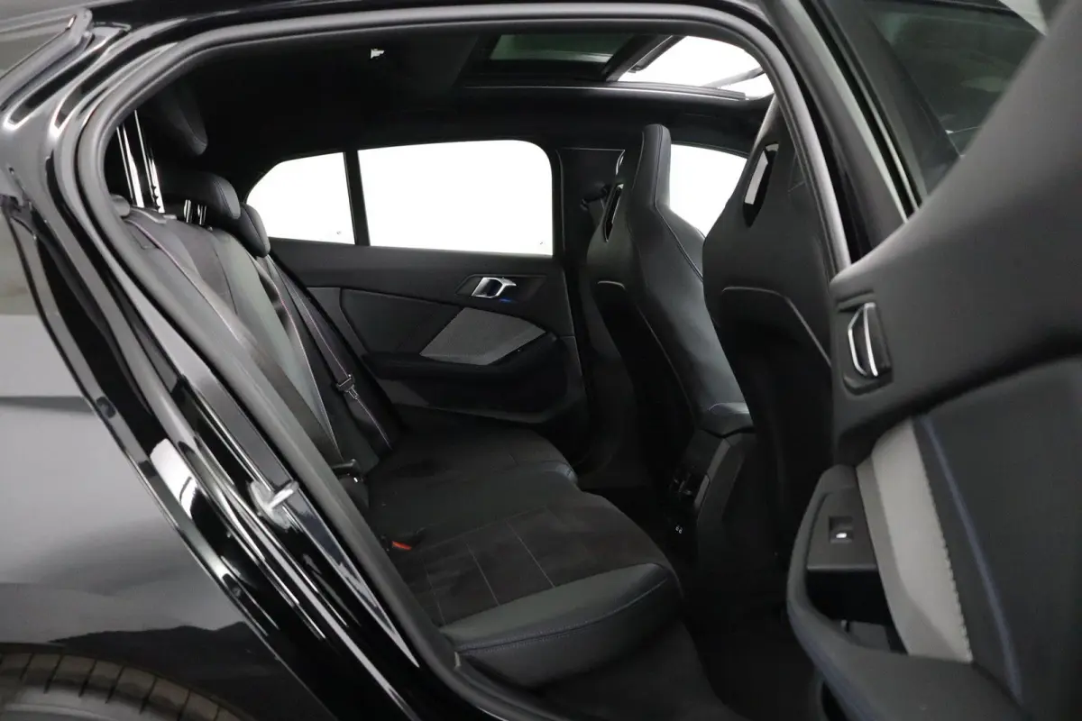 123 xDrive M Sport Pro | Glazen Panoramadak | M Compound Remmen | M Sportstoelen Alcantara Elektrisch | Harman Kardon | Head-Up | Stuur- & Stoelverwarming