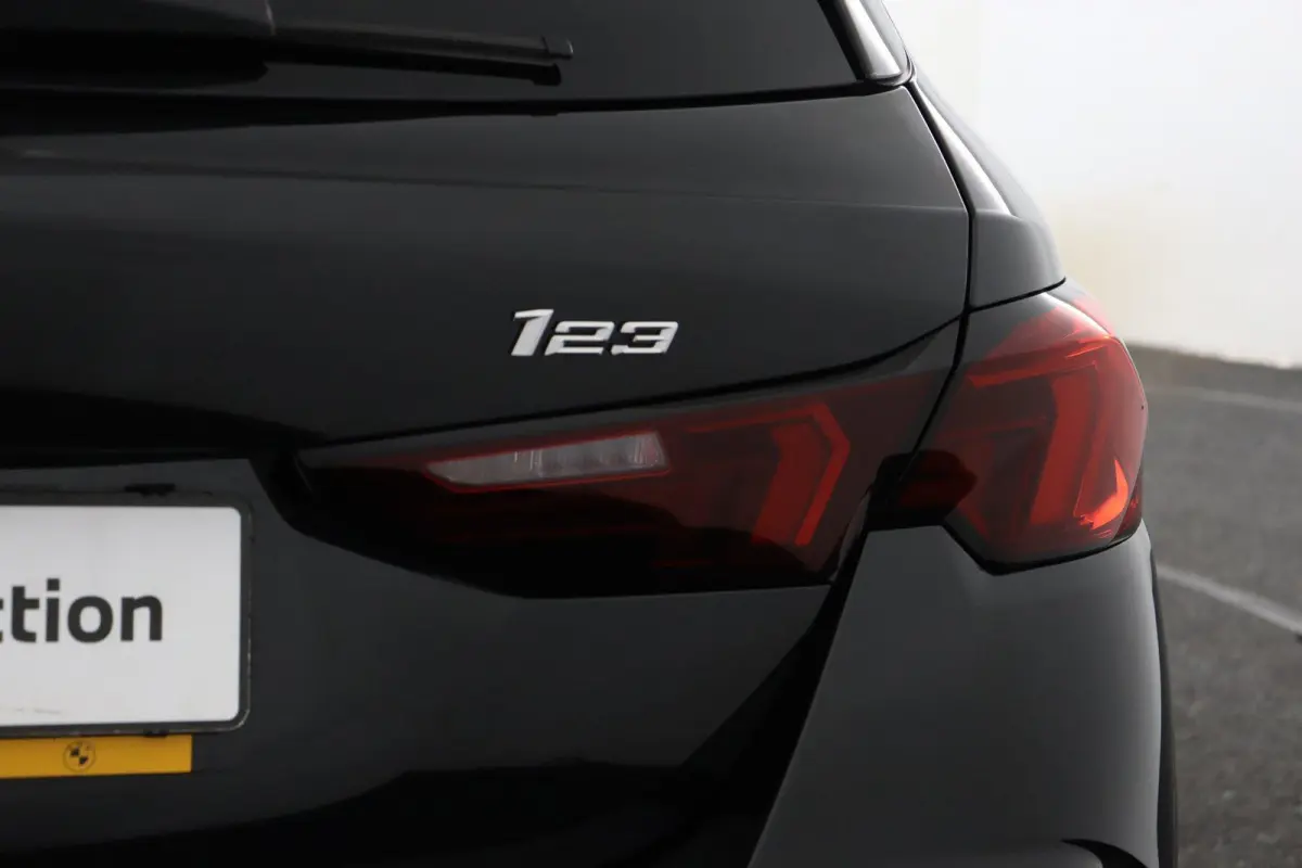 123 xDrive M Sport Pro | Glazen Panoramadak | M Compound Remmen | M Sportstoelen Alcantara Elektrisch | Harman Kardon | Head-Up | Stuur- & Stoelverwarming