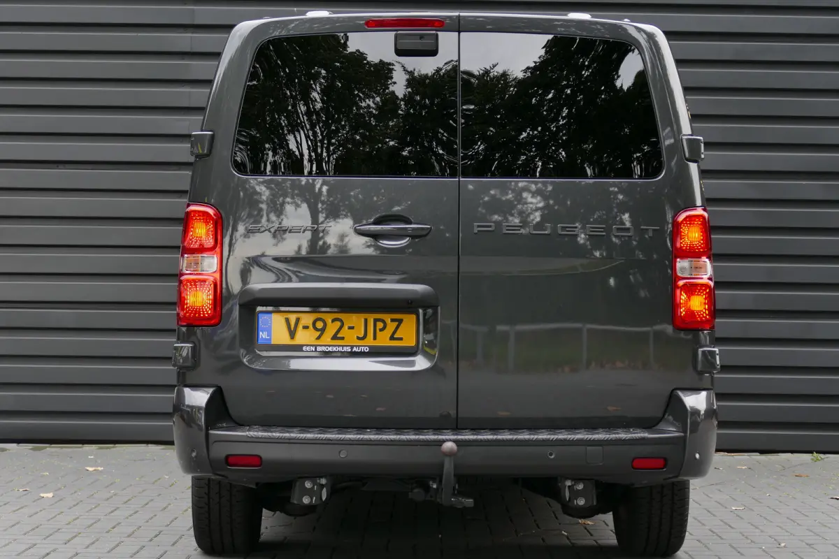 2.0 BLUEHDI 180PK DC 5-ZITS AUTOMAAT / CAMERA / TREKHAAK / STOEL-STUURVERWARMING / KEYLESS / LED / 17" LMV / GLAS-LOOK / NAVI / CLIMA / PDC / BLUETOOTH / CRUISECONTROL / 1E EIGENAAR / SCHITT