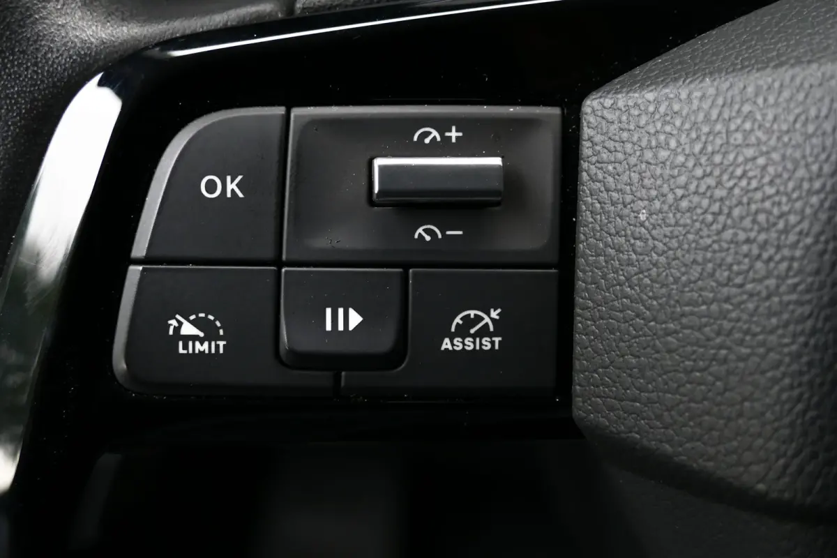 2.0 BLUEHDI 180PK DC 5-ZITS AUTOMAAT / CAMERA / TREKHAAK / STOEL-STUURVERWARMING / KEYLESS / LED / 17" LMV / GLAS-LOOK / NAVI / CLIMA / PDC / BLUETOOTH / CRUISECONTROL / 1E EIGENAAR / SCHITT