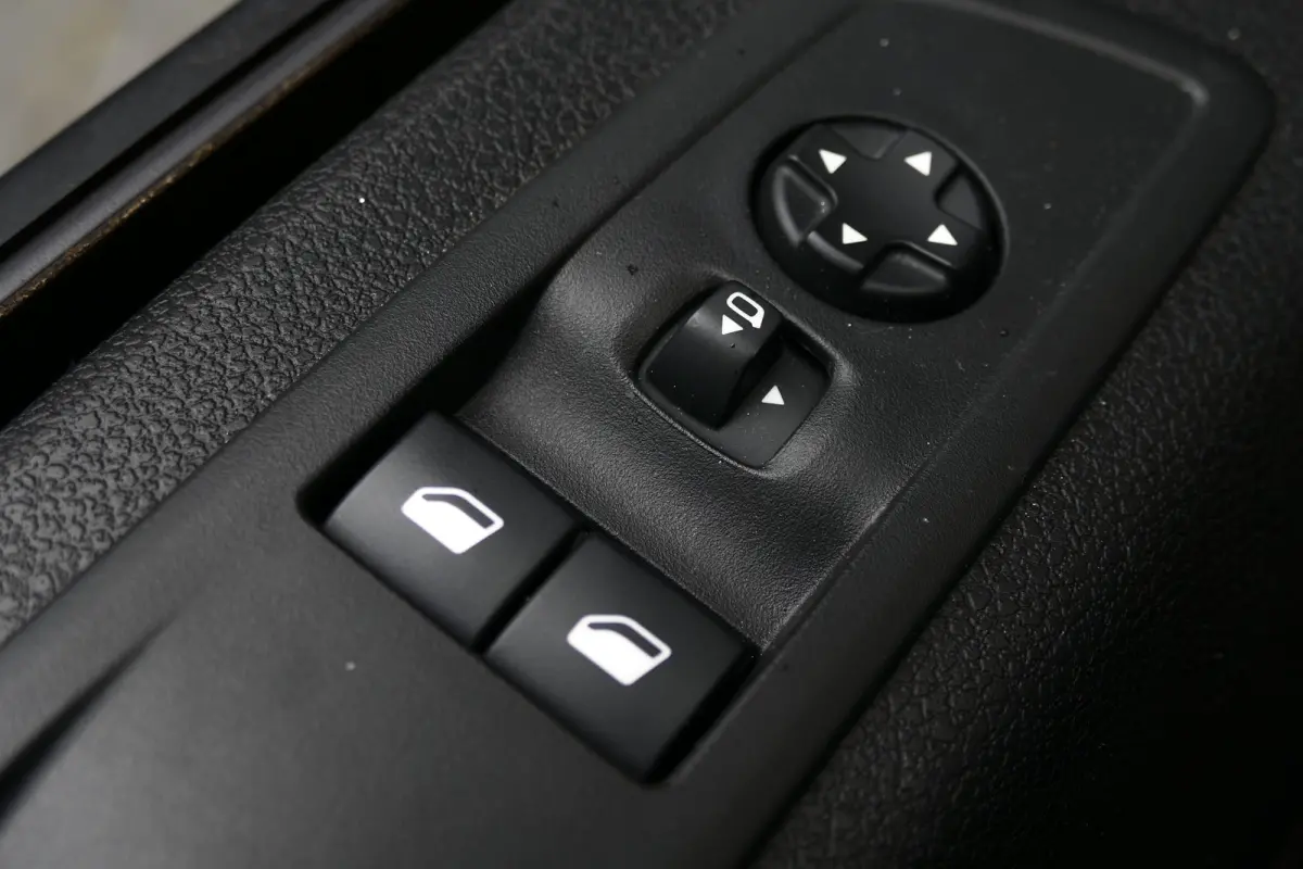 2.0 BLUEHDI 180PK DC 5-ZITS AUTOMAAT / CAMERA / TREKHAAK / STOEL-STUURVERWARMING / KEYLESS / LED / 17" LMV / GLAS-LOOK / NAVI / CLIMA / PDC / BLUETOOTH / CRUISECONTROL / 1E EIGENAAR / SCHITT