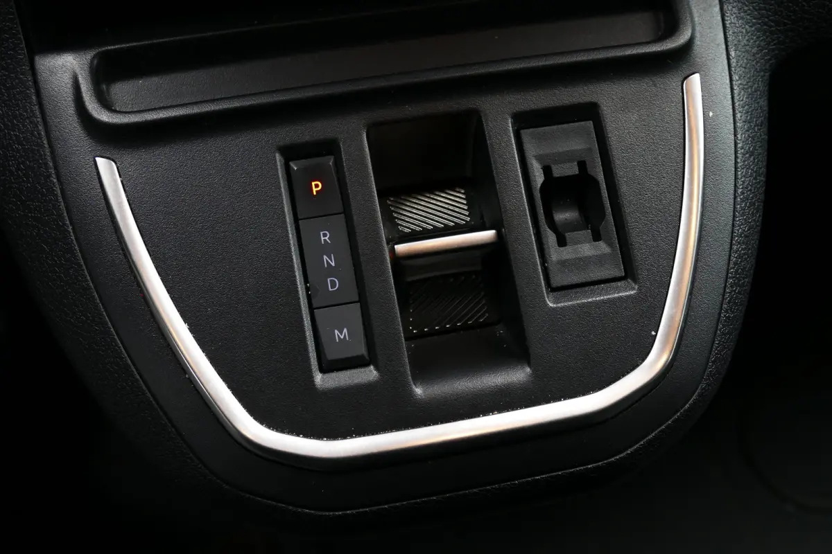 2.0 BLUEHDI 180PK DC 5-ZITS AUTOMAAT / CAMERA / TREKHAAK / STOEL-STUURVERWARMING / KEYLESS / LED / 17" LMV / GLAS-LOOK / NAVI / CLIMA / PDC / BLUETOOTH / CRUISECONTROL / 1E EIGENAAR / SCHITT