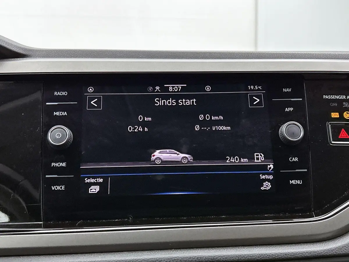 1.0 TSI R-Line Edition | 95 PK | Parkeersensoren | DAB+ Radio | Airco |