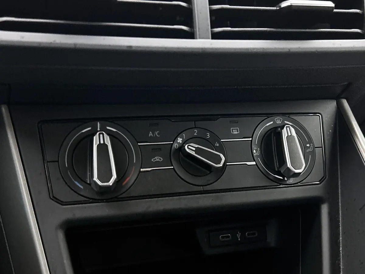 1.0 TSI R-Line Edition | 95 PK | Parkeersensoren | DAB+ Radio | Airco |