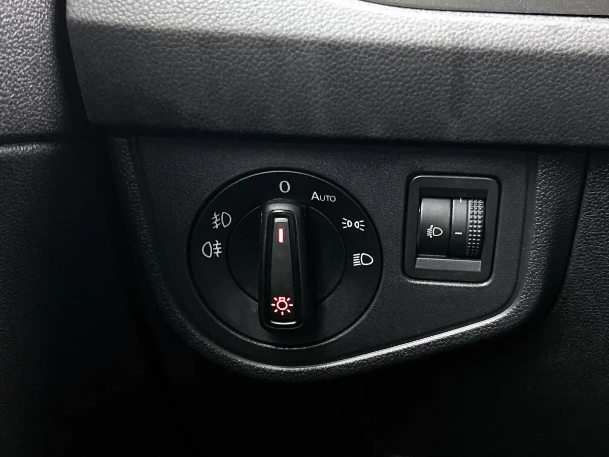 1.0 TSI R-Line Edition | 95 PK | Parkeersensoren | DAB+ Radio | Airco |