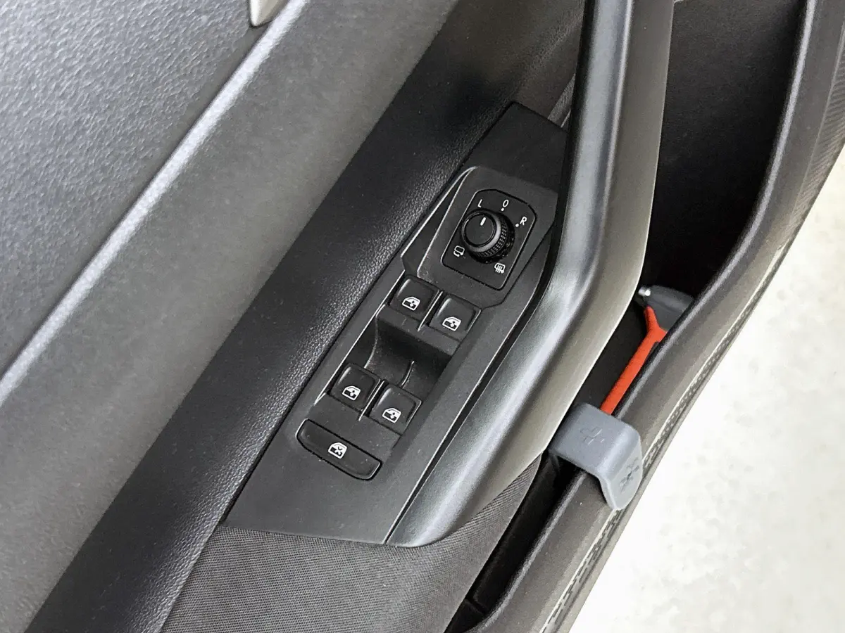 1.0 TSI R-Line Edition | 95 PK | Parkeersensoren | DAB+ Radio | Airco |