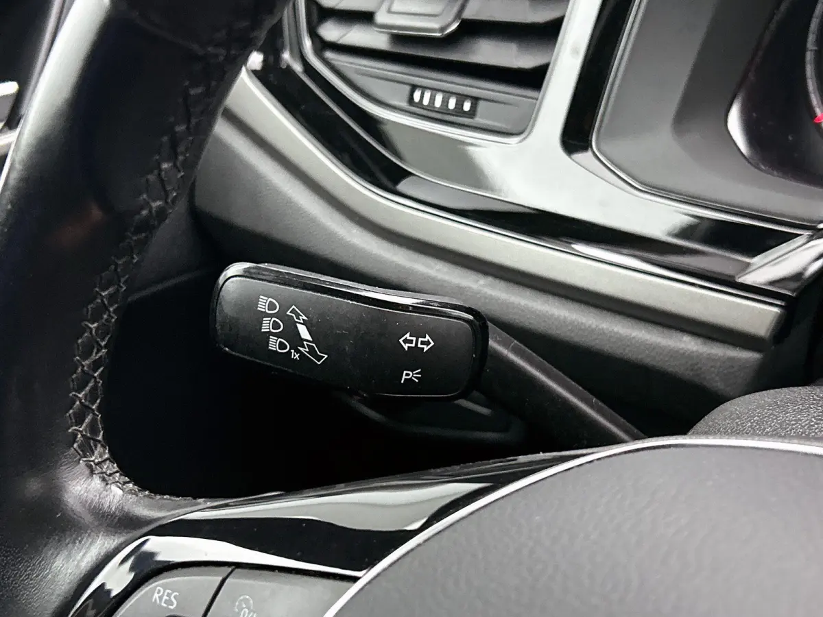 1.0 TSI R-Line Edition | 95 PK | Parkeersensoren | DAB+ Radio | Airco |
