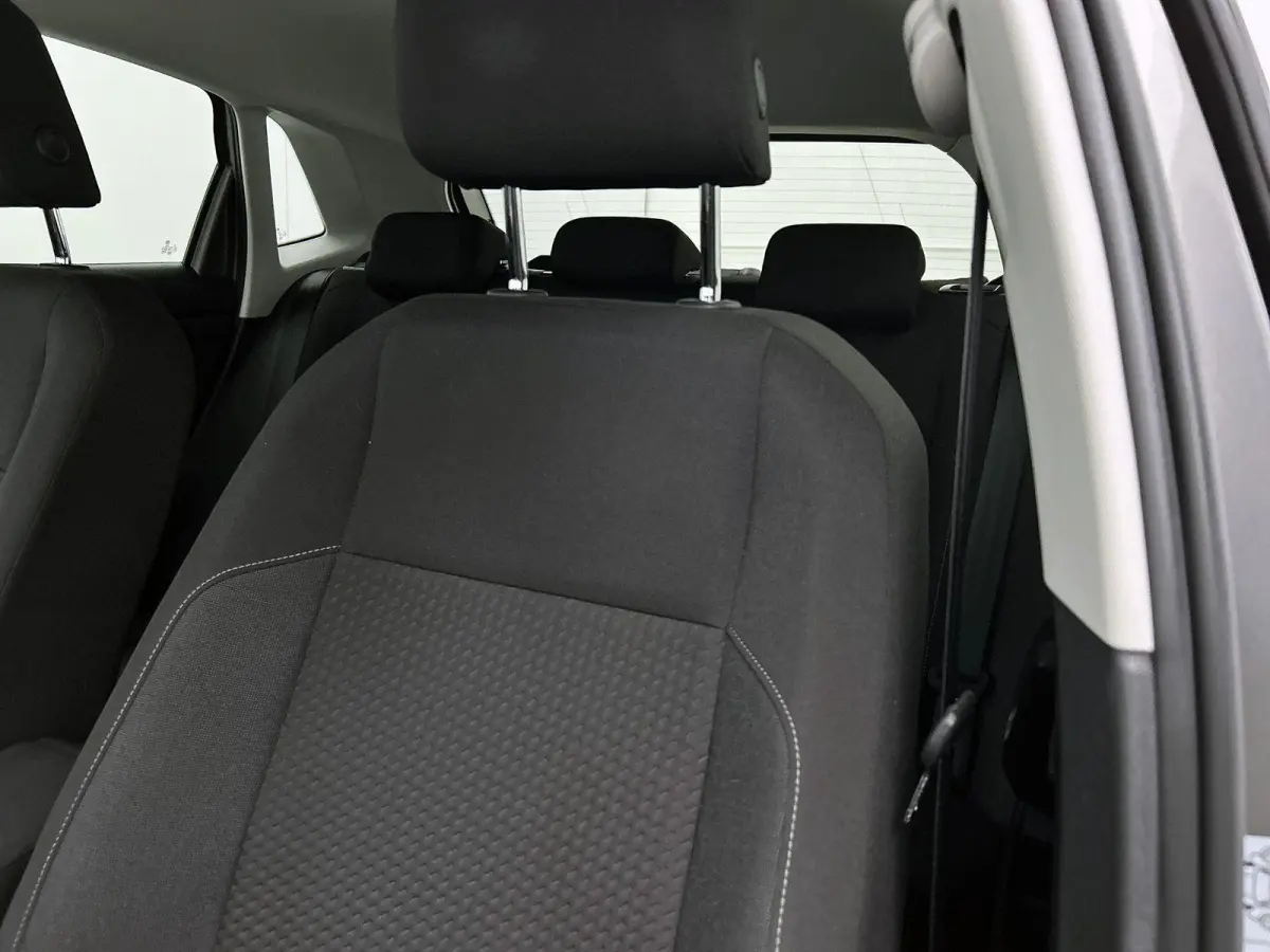 1.0 TSI R-Line Edition | 95 PK | Parkeersensoren | DAB+ Radio | Airco |