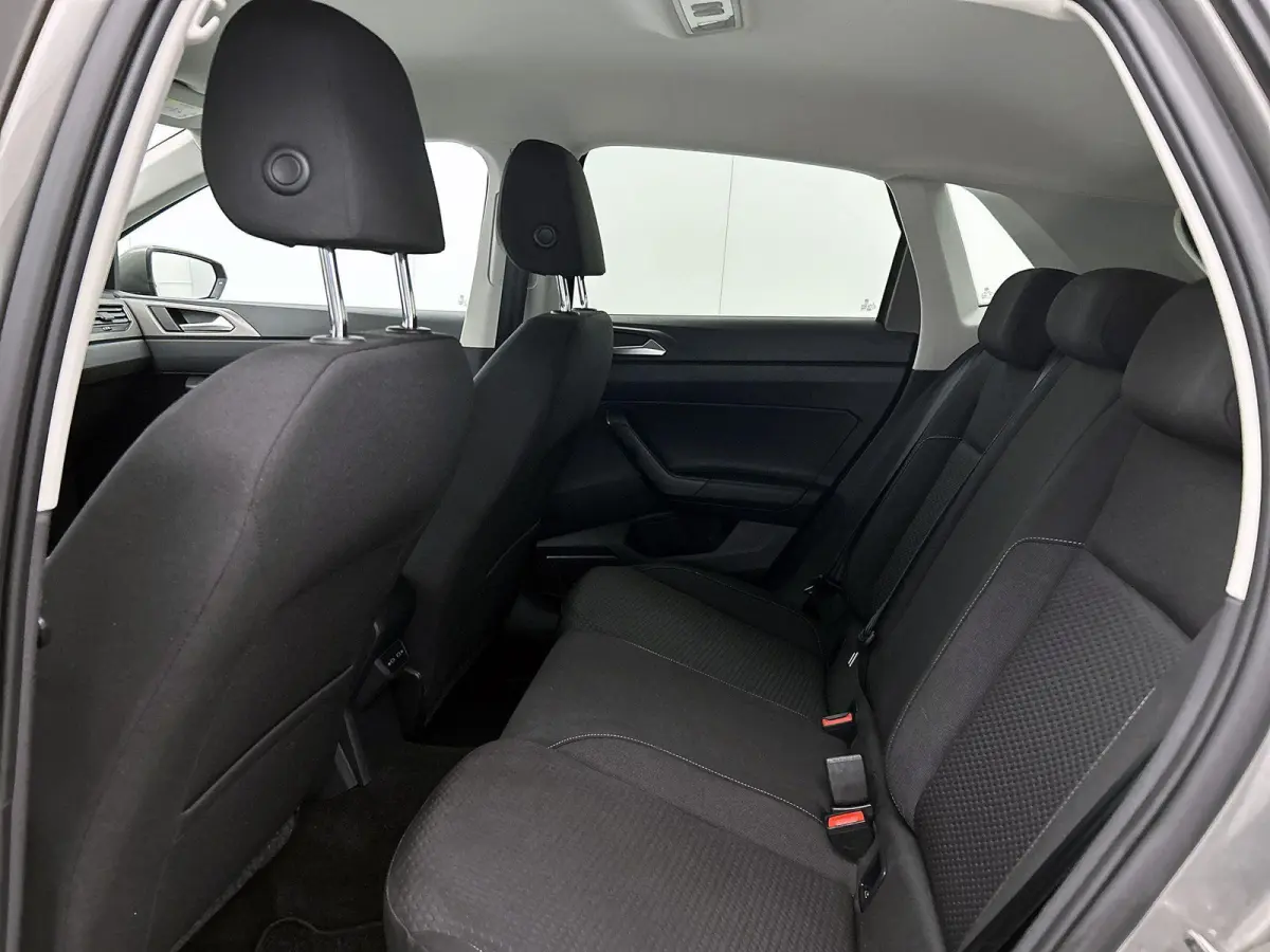 1.0 TSI R-Line Edition | 95 PK | Parkeersensoren | DAB+ Radio | Airco |