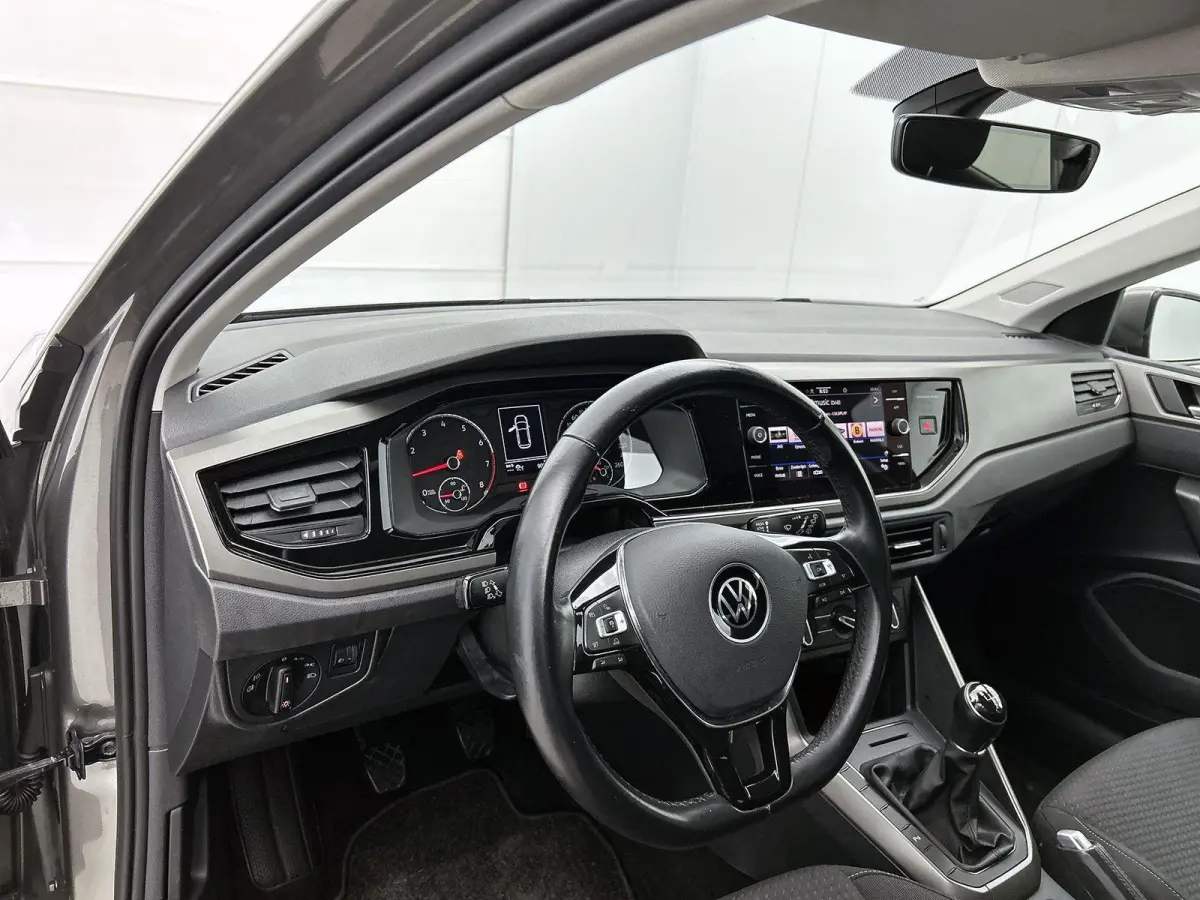 1.0 TSI R-Line Edition | 95 PK | Parkeersensoren | DAB+ Radio | Airco |