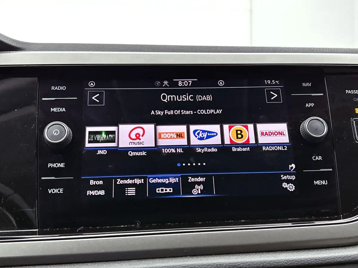1.0 TSI R-Line Edition | 95 PK | Parkeersensoren | DAB+ Radio | Airco |
