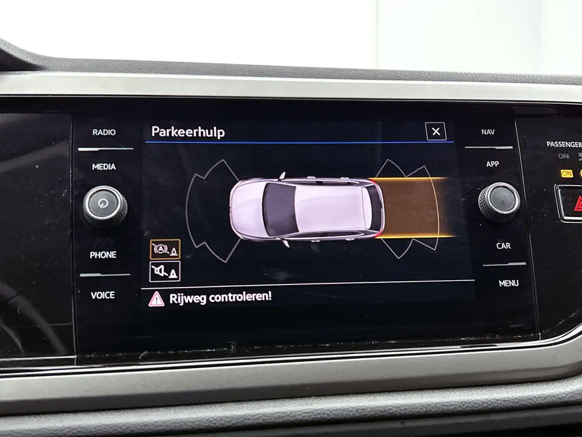 1.0 TSI R-Line Edition | 95 PK | Parkeersensoren | DAB+ Radio | Airco |