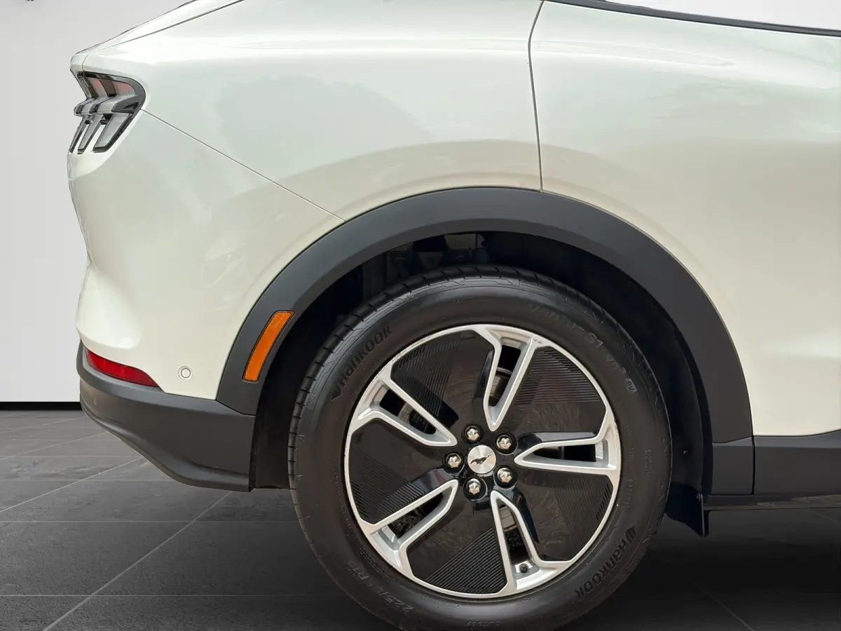 RWD 75 kWh 269pk | Camera v&a | Adaptive Cruise | Winter Pack | Star White Metallic |
