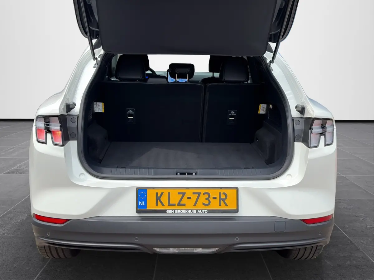 RWD 75 kWh 269pk | Camera v&a | Adaptive Cruise | Winter Pack | Star White Metallic |