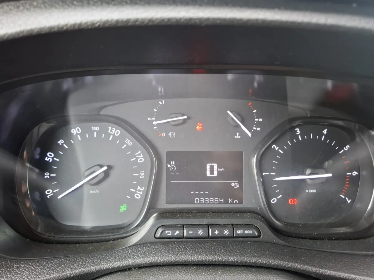 2.0 D-4D Black Line | Navigatie/Android/Apple Carplay | Achteruitrijcamera | Parkeersensoren Achter | Cruise Control | DAB | Airco |