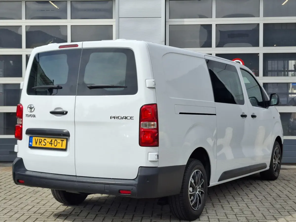 2.0 D-4D Black Line | Navigatie/Android/Apple Carplay | Achteruitrijcamera | Parkeersensoren Achter | Cruise Control | DAB | Airco |